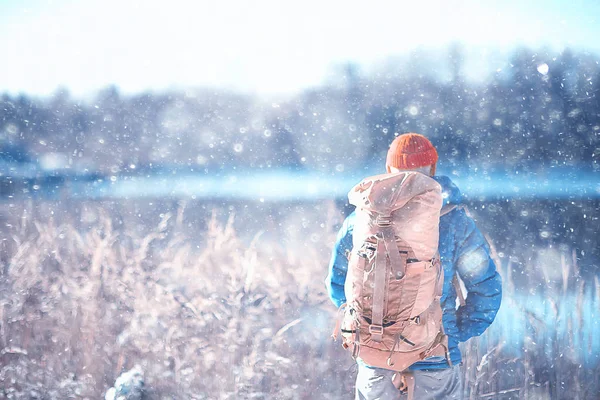 ノルウェーの冬のバックパックハイキングで観光客のバックビュー ノルウェーの冬の風景でバックパックを運ぶ1人の男性 — ストック写真