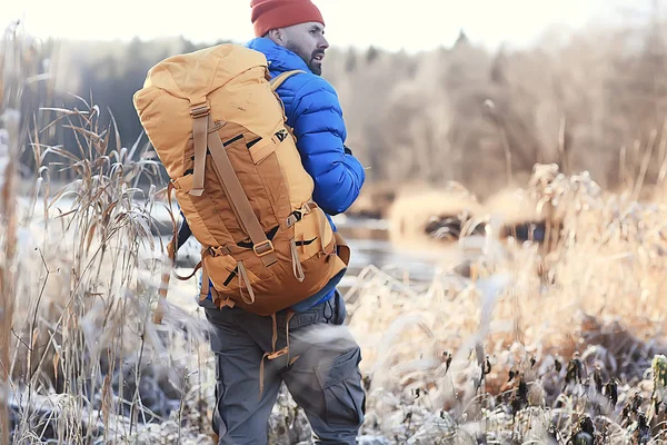 Achteraanzicht Van Toerist Met Rugzak Wandelen Winter Noorwegen Een Man — Stockfoto