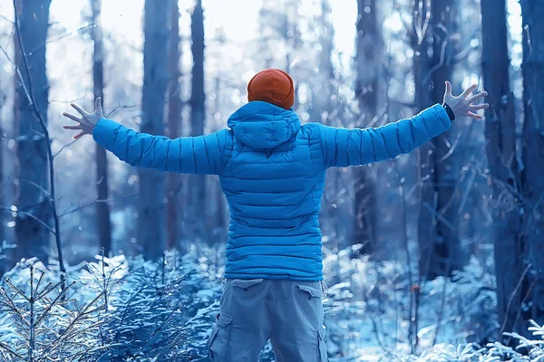 Abenteuer Wintertrekking Mann Vor Der Kulisse Einer Wunderschönen Winterlandschaft Wandern — Stockfoto