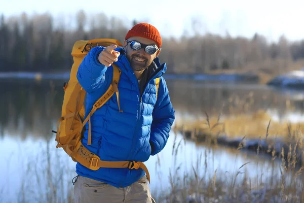 Resenär Med Ryggsäck Vid Floden Turist Killen Nordlig Vandring Vinter — Stockfoto