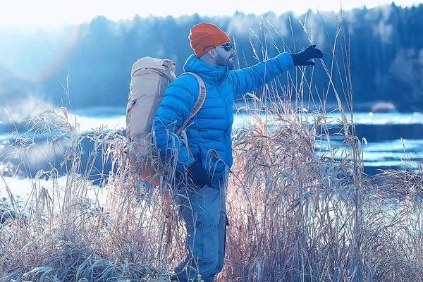 冬の森の観光客 男は森 雪や木と冬の風景を背景に旅行 — ストック写真