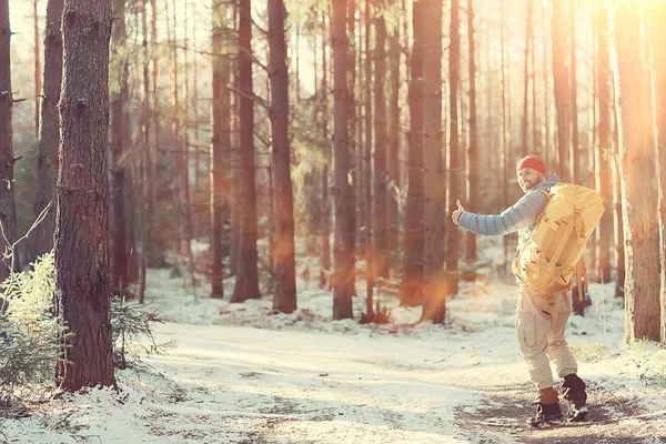 Winterlandschaft Mann Mit Rucksack Naturlandschaft Ein Mann Auf Einer Wanderung — Stockfoto