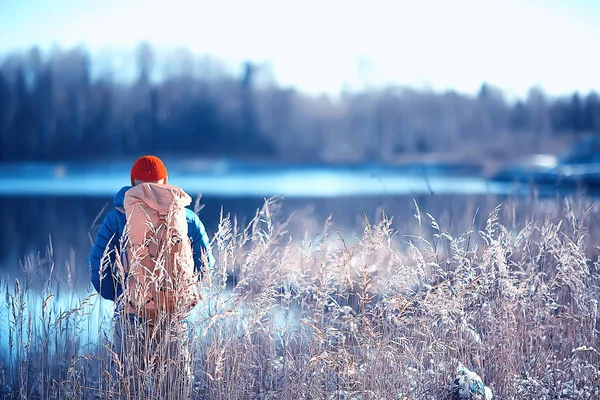 Resenär Med Ryggsäck Vid Floden Turist Killen Nordlig Vandring Vinter — Stockfoto