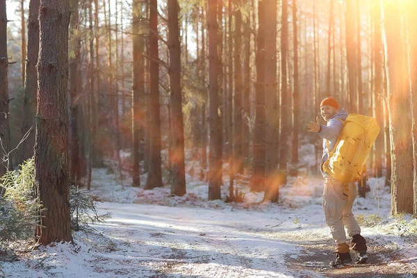 Winterlandschaft Mann Mit Rucksack Naturlandschaft Ein Mann Auf Einer Wanderung — Stockfoto