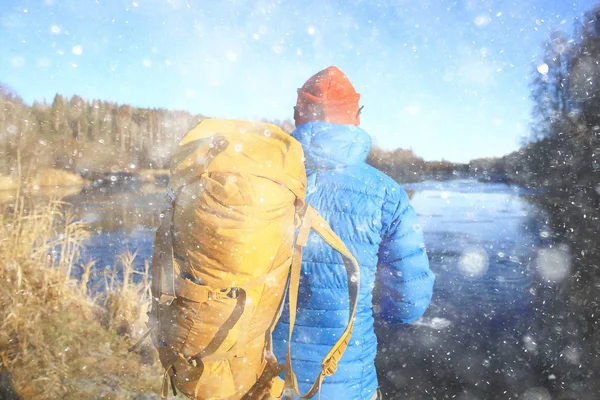 Vista Trasera Turista Con Mochila Senderismo Invierno Noruega Hombre Llevando —  Fotos de Stock