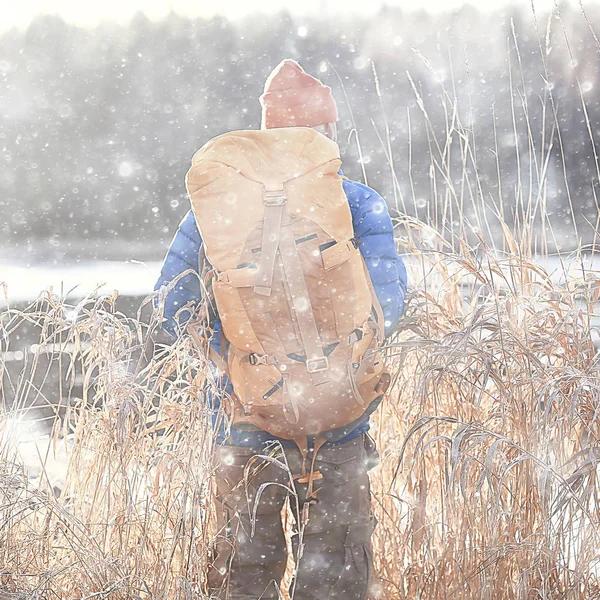 Vista Para Trás Turista Com Mochila Caminhadas Inverno Noruega Homem — Fotografia de Stock