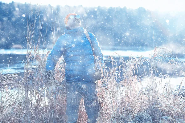 Зимний Пейзаж Человек Рюкзаком Природный Ландшафт Человек Походе Оборудованием Снежную — стоковое фото