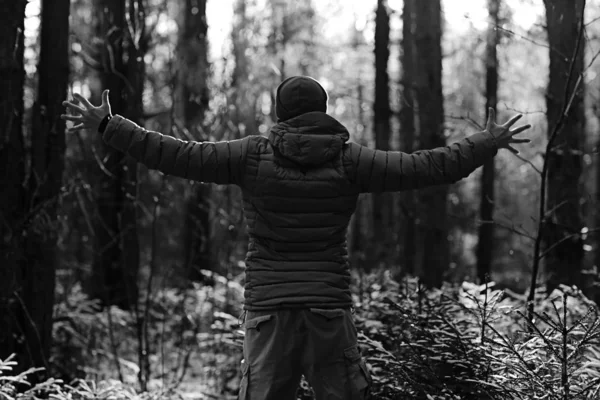 Avontuur Winter Trekking Man Tegen Achtergrond Van Een Prachtig Winter — Stockfoto