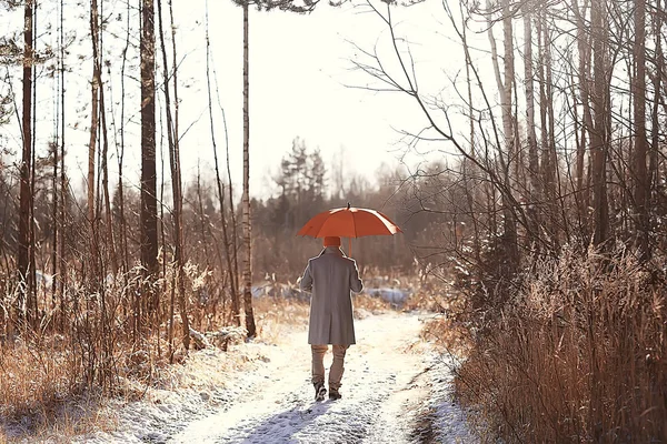 Passeggiata Invernale Con Ombrello Uomo Cappotto Con Ombrello Passeggiata Sullo — Foto Stock