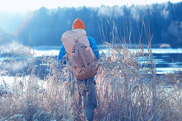 游客在挪威冬季背包徒步旅行的后视图 一个人背着背包在挪威冬季景观 — 图库照片