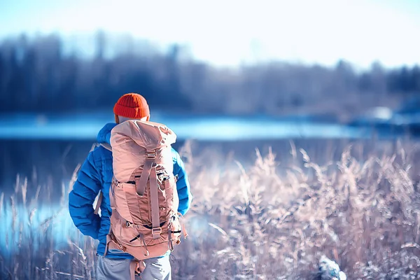 冬季景观人背包 自然景观人加拿大雪天带着装备远足的人 — 图库照片