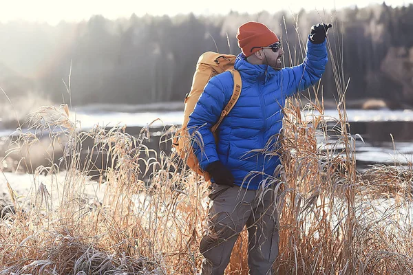 Traveler Backpack River Tourist Guy Northern Hike Winter Trip — Stock Photo, Image