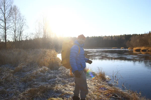 Invierno Paisaje Hombre Con Una Mochila Naturaleza Paisaje Hombre Una —  Fotos de Stock