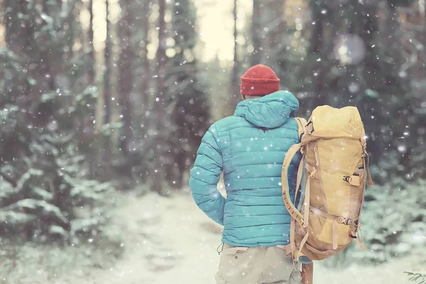 Vista Trasera Turista Con Mochila Senderismo Invierno Noruega Hombre Llevando —  Fotos de Stock