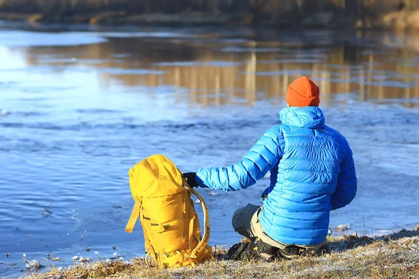 旅客与背包河边 旅游家伙在北方徒步旅行 冬季之旅 — 图库照片