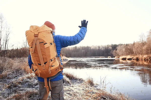 游客在挪威冬季背包徒步旅行的后视图 一个人背着背包在挪威冬季景观 — 图库照片