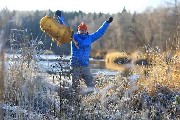 Зимовий Пейзажист Рюкзаком Ландшафтом Природи Чоловік Поході Обладнанням Снігову Погоду — стокове фото