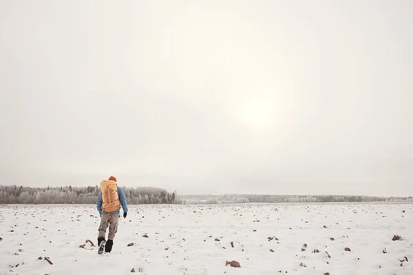 後ろからの観光ビュー バックパックを持つ男は冬の森を通り抜け 発信の景色 — ストック写真