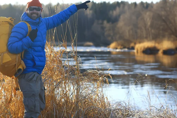 Avontuur Winter Trekking Man Tegen Achtergrond Van Een Prachtig Winter — Stockfoto