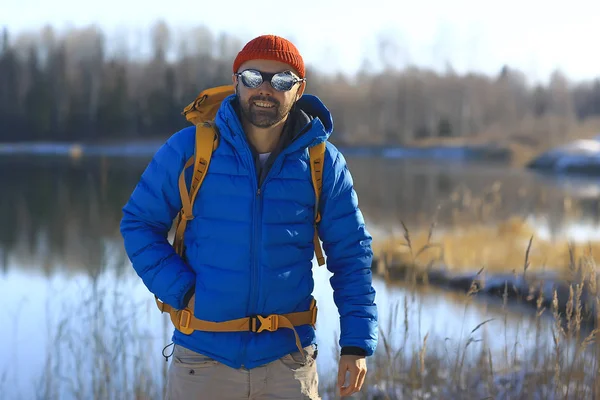 Uomo Piumino Sportivo Paesaggio Inverno Trekking Piumino Turista Attività All — Foto Stock