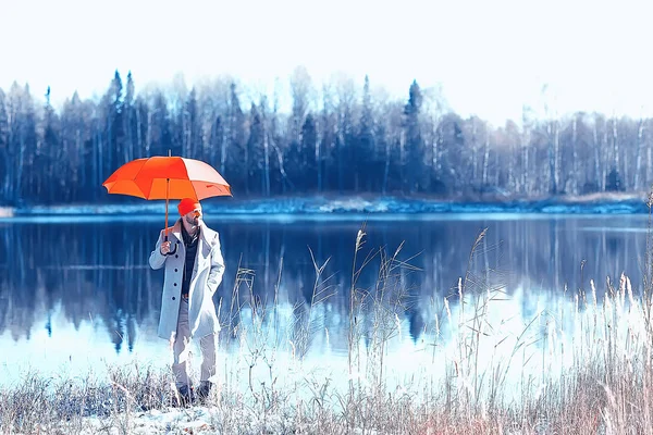 Zimní Procházka Deštníkem Muž Kabátě Deštníkem Procházka Pozadí Zimní Krajiny — Stock fotografie
