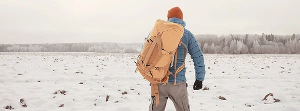 Назад Вид Туриста Рюкзаком Походы Зимой Норвегии Один Человек Рюкзаком — стоковое фото