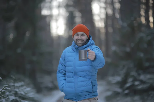 Resenären Vinter Skog Dricker Varm Dryck Och Håller Kopp — Stockfoto