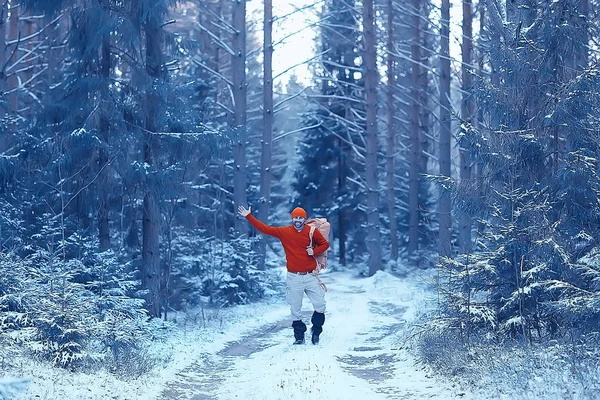 Invierno Paisaje Bosque Mochila Hombre Viajero Ropa Invierno Moderna Bosque —  Fotos de Stock