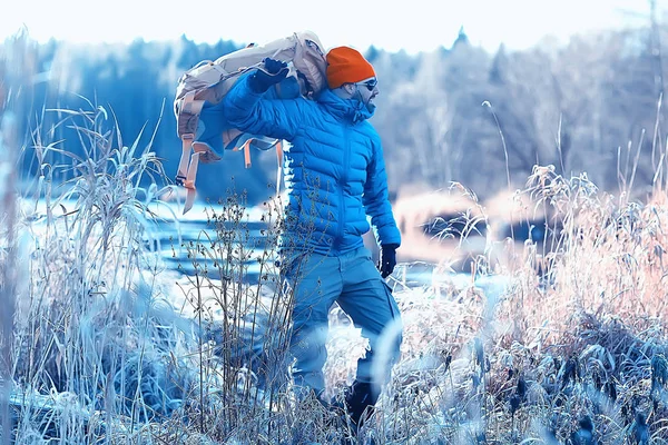バックパック付きの冬の風景男 自然風景カナダの雪の天気の良い日に装備を持つハイキング中の男 — ストック写真