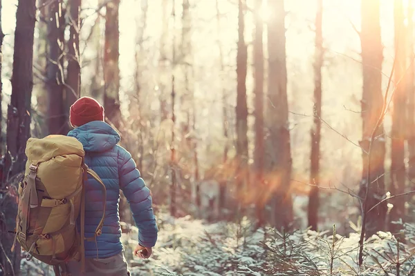 冬季景观人背包 自然景观人加拿大雪天带着装备远足的人 — 图库照片
