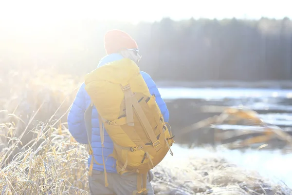 北のハイキング 冬の旅行で川の川沿いのバックパックを持つ旅行者 観光客の男 — ストック写真