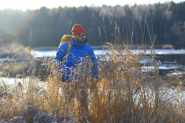 Avventura Inverno Trekking Uomo Sullo Sfondo Bellissimo Paesaggio Invernale Escursione — Foto Stock