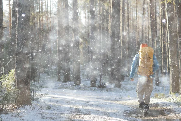 Winterlandschaft Mann Mit Rucksack Naturlandschaft Ein Mann Auf Einer Wanderung — Stockfoto