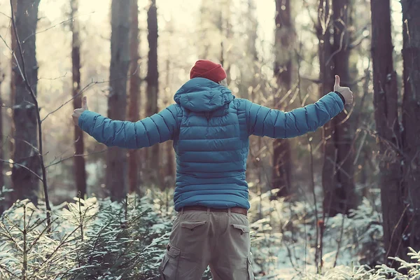 Tourist Winterwald Der Kerl Reist Vor Der Kulisse Einer Winterlandschaft — Stockfoto