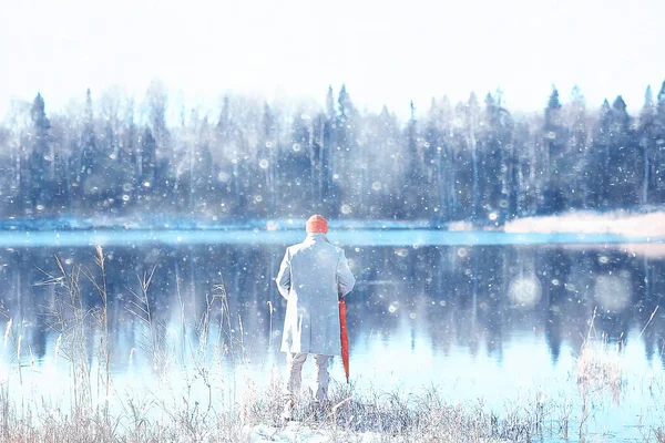Zimowy Krajobraz Człowiek Plecakiem Krajobraz Natury Człowiek Wędrówce Sprzętem Śnieżnej — Zdjęcie stockowe