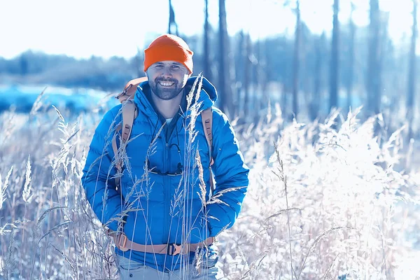 冬季景观人背包 自然景观人加拿大雪天带着装备远足的人 — 图库照片