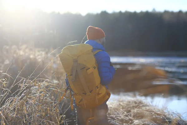 Traveler Backpack River Tourist Guy Northern Hike Winter Trip — Stock Photo, Image