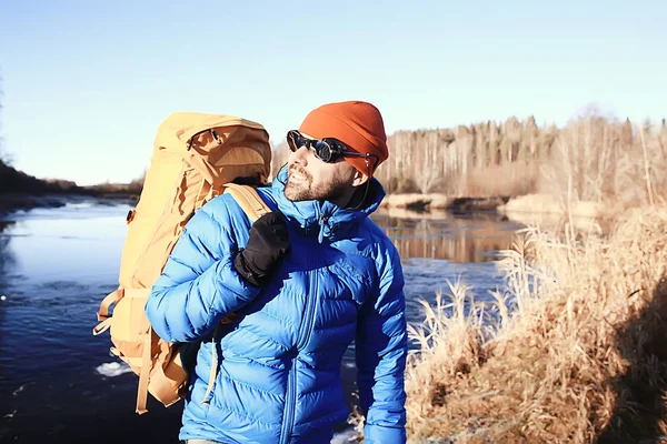 旅客与背包河边 旅游家伙在北方徒步旅行 冬季之旅 — 图库照片