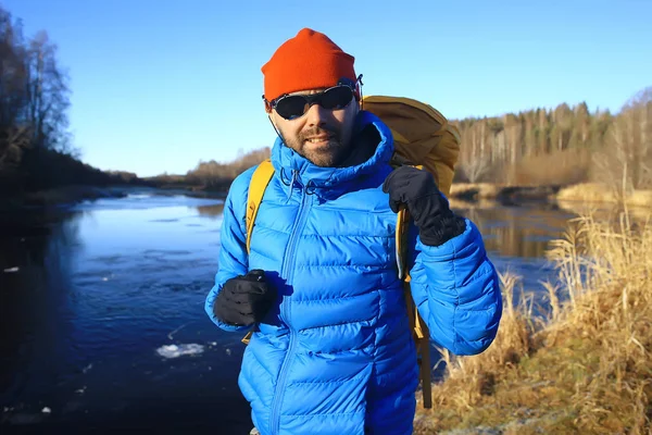 Viaggiatore Con Uno Zaino Sul Fiume Turista Escursione Nord Gita — Foto Stock