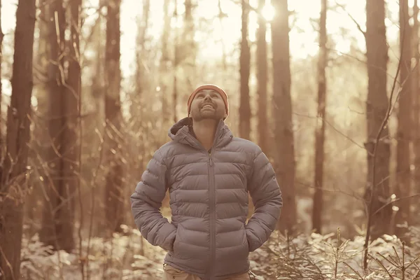 Vinter Landskap Skog Ryggsäck Man Resenär Moderna Vinterkläder Skogen Reser — Stockfoto