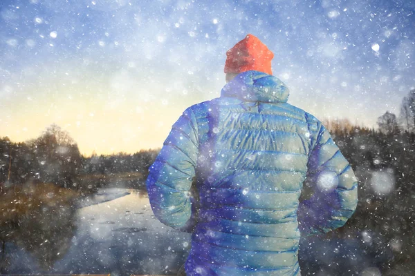 Hombre Deportes Chaqueta Paisaje Invierno Trekking Chaqueta Turista Actividades Aire —  Fotos de Stock