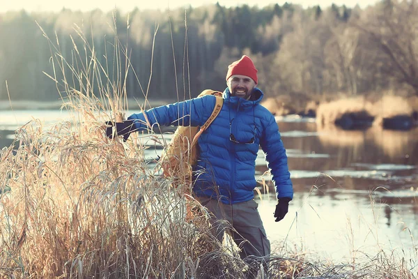 Äventyr Vinter Trekking Man Mot Bakgrund Ett Vackert Vinterlandskap Vandra — Stockfoto