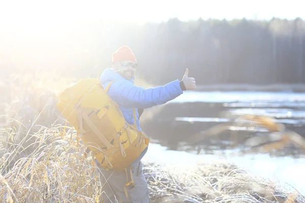 Traveler Backpack River Tourist Guy Northern Hike Winter Trip — Stock Photo, Image
