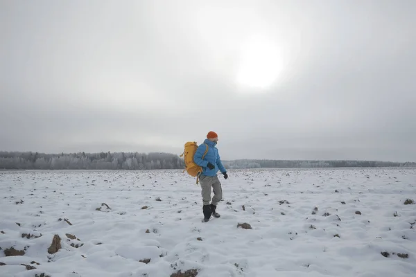 Aventura Invierno Trekking Hombre Contra Telón Fondo Hermoso Paisaje Invierno —  Fotos de Stock