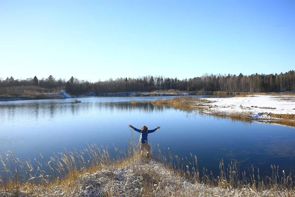 Resenär Med Ryggsäck Vid Floden Turist Killen Nordlig Vandring Vinter — Stockfoto