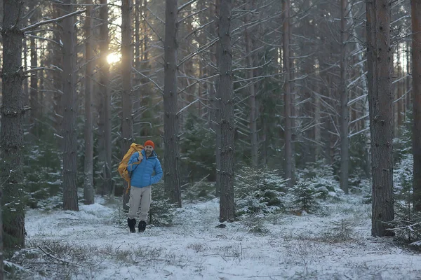 Aventura Invierno Trekking Hombre Contra Telón Fondo Hermoso Paisaje Invierno —  Fotos de Stock