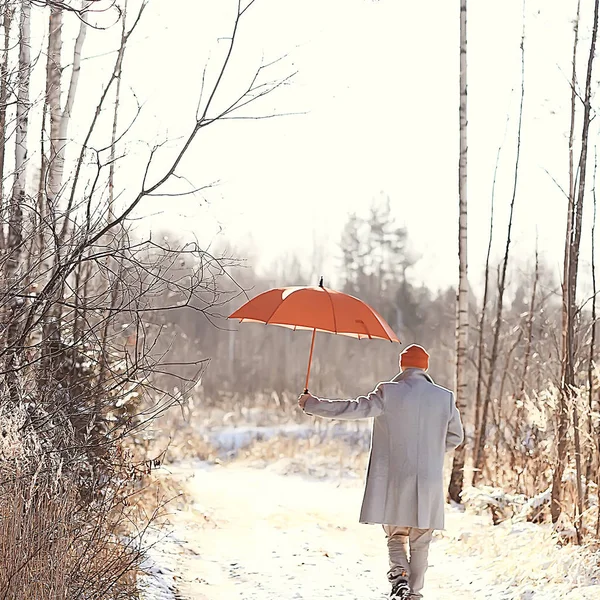 傘を差したコートを着た傘男と冬の散歩冬の風景冬の景色を背景に歩く — ストック写真