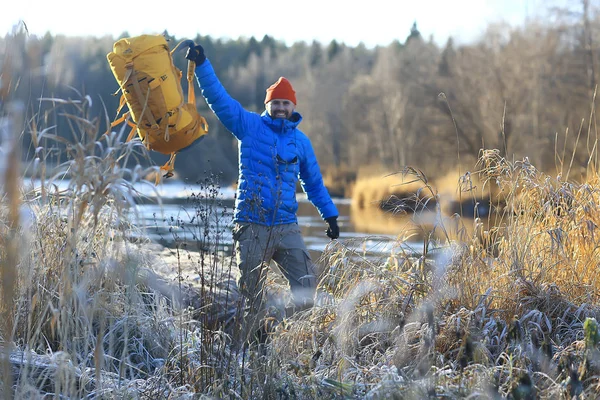 Vinter Landskap Skog Ryggsäck Man Resenär Moderna Vinterkläder Skogen Reser — Stockfoto