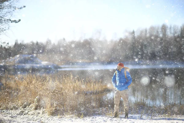 Inverno Paisagem Floresta Mochila Homem Viajante Roupas Modernas Inverno Floresta — Fotografia de Stock