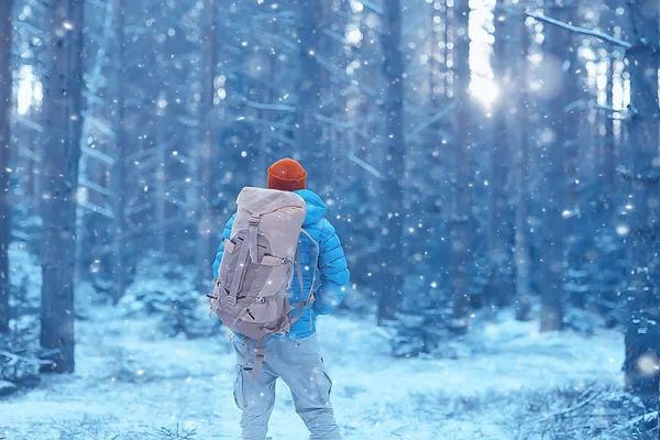 Winterlandschaft Mann Mit Rucksack Naturlandschaft Ein Mann Auf Einer Wanderung — Stockfoto